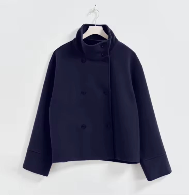 Sheena Cabon Court Femme – Veste d’Hiver Chaude et Moderne avec Col Haut & Design Minimaliste