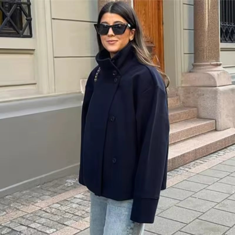 Sheena Cabon Court Femme – Veste d’Hiver Chaude et Moderne avec Col Haut & Design Minimaliste