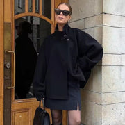 Sheena Cabon Court Femme – Veste d’Hiver Chaude et Moderne avec Col Haut & Design Minimaliste