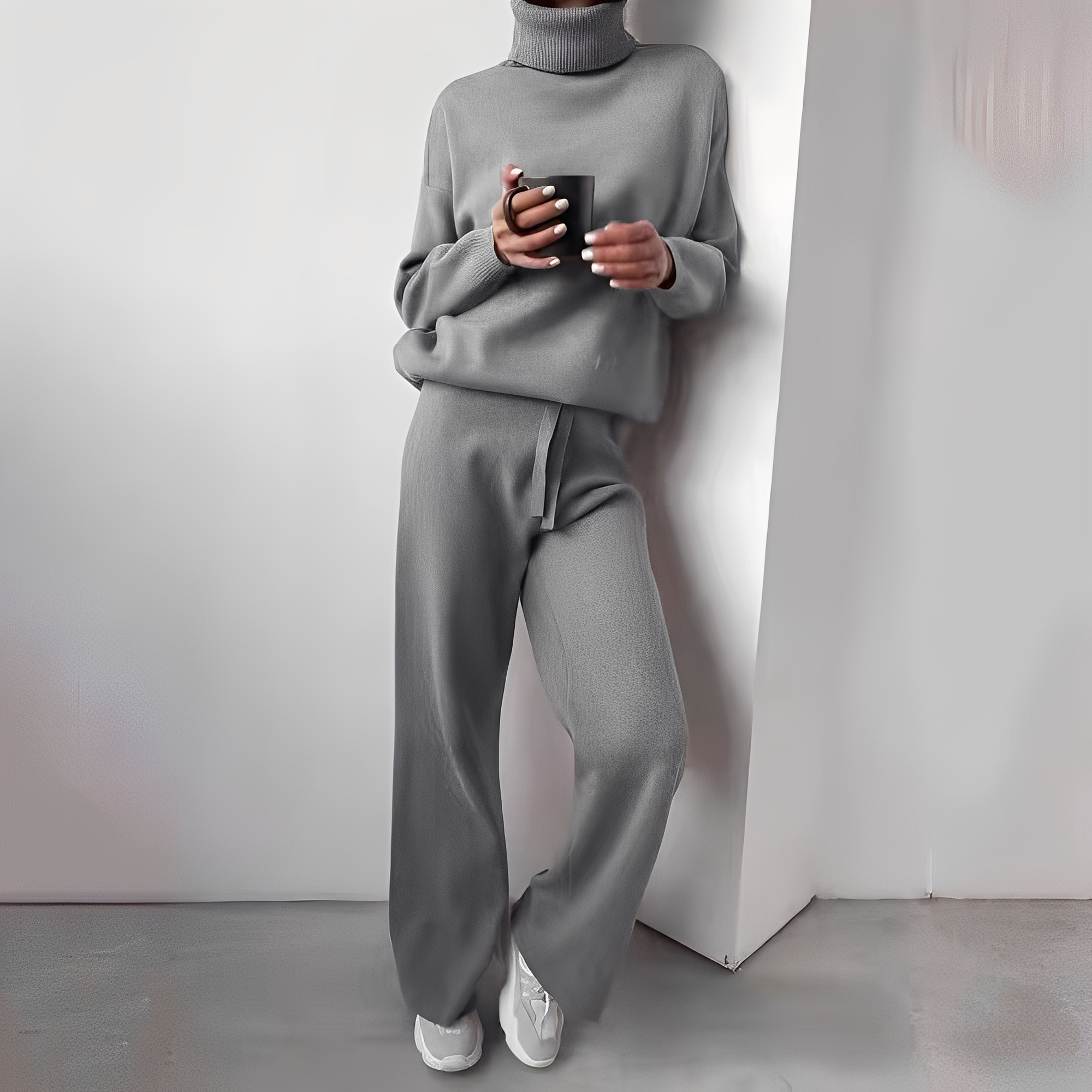 Kimberlee Set Loungewear cu Guler Rolă pentru Femei – Ținută Două Piese Moale și Confortabilă cu Croială Modernă