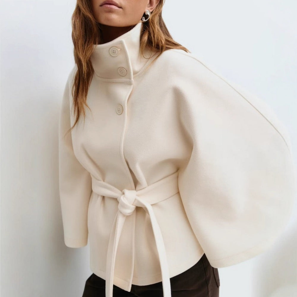 Casaco-Capa Charlotte Mulher – Gola Alta & Cinto Ajustável para Elegância e Calor Invernal