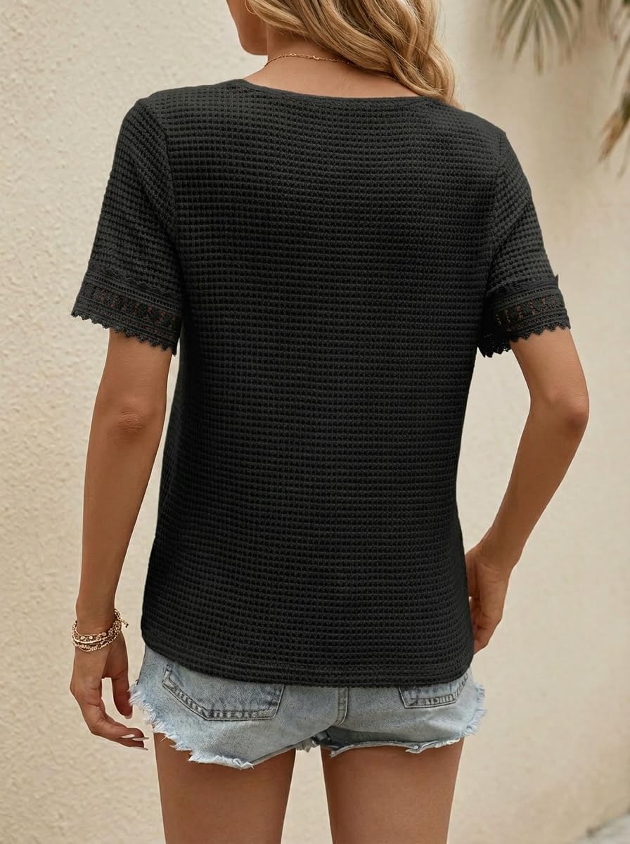 Lolly Top für Damen aus gewaffeltem Strick – T-Shirt mit V-Ausschnitt und Spitzenärmeln