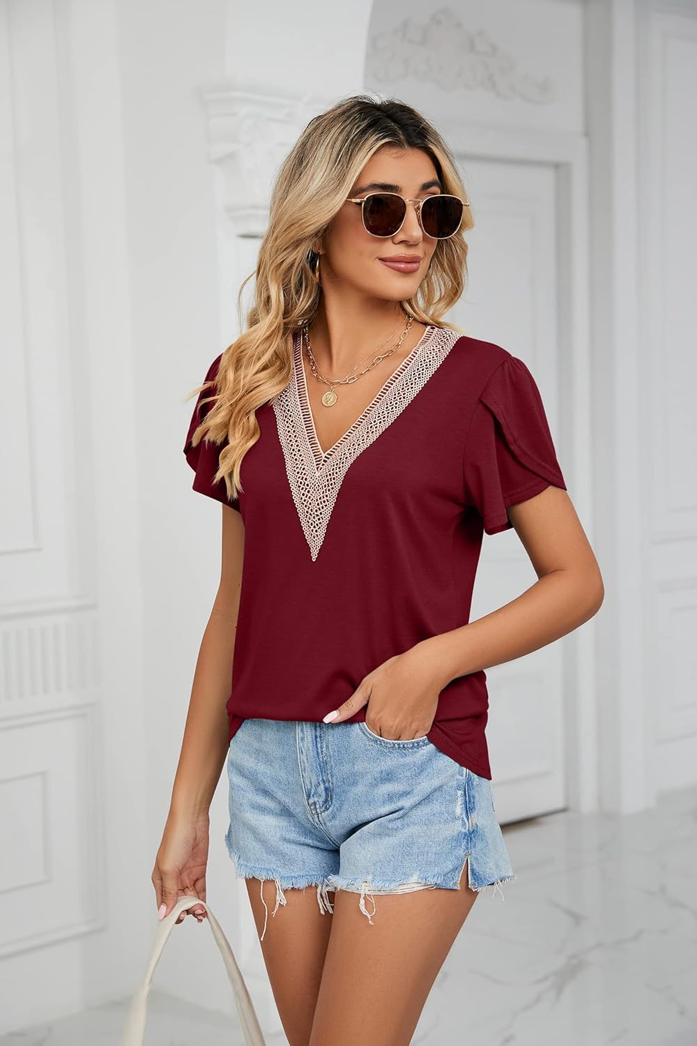 T-shirt Sophie Mulher – Top com Decote em V, Renda e Mangas em Pétala