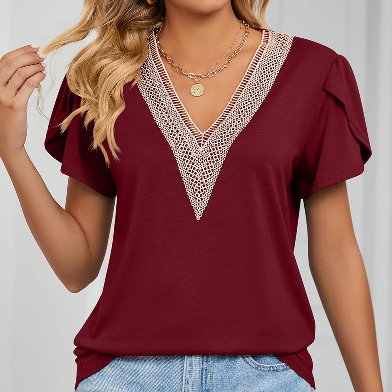 T-shirt Sophie Mulher – Top com Decote em V, Renda e Mangas em Pétala