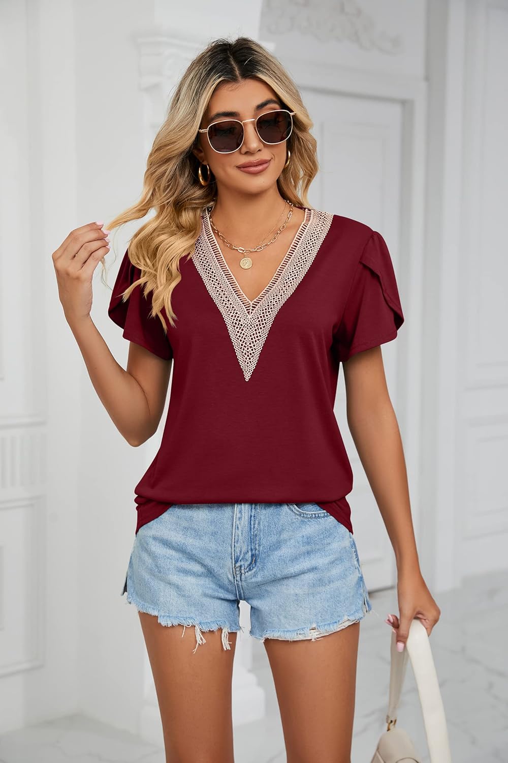 Sophie T-Shirt Femme – Haut à Col V Dentelle et Manches Pétales