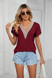 T-shirt Sophie Mulher – Top com Decote em V, Renda e Mangas em Pétala
