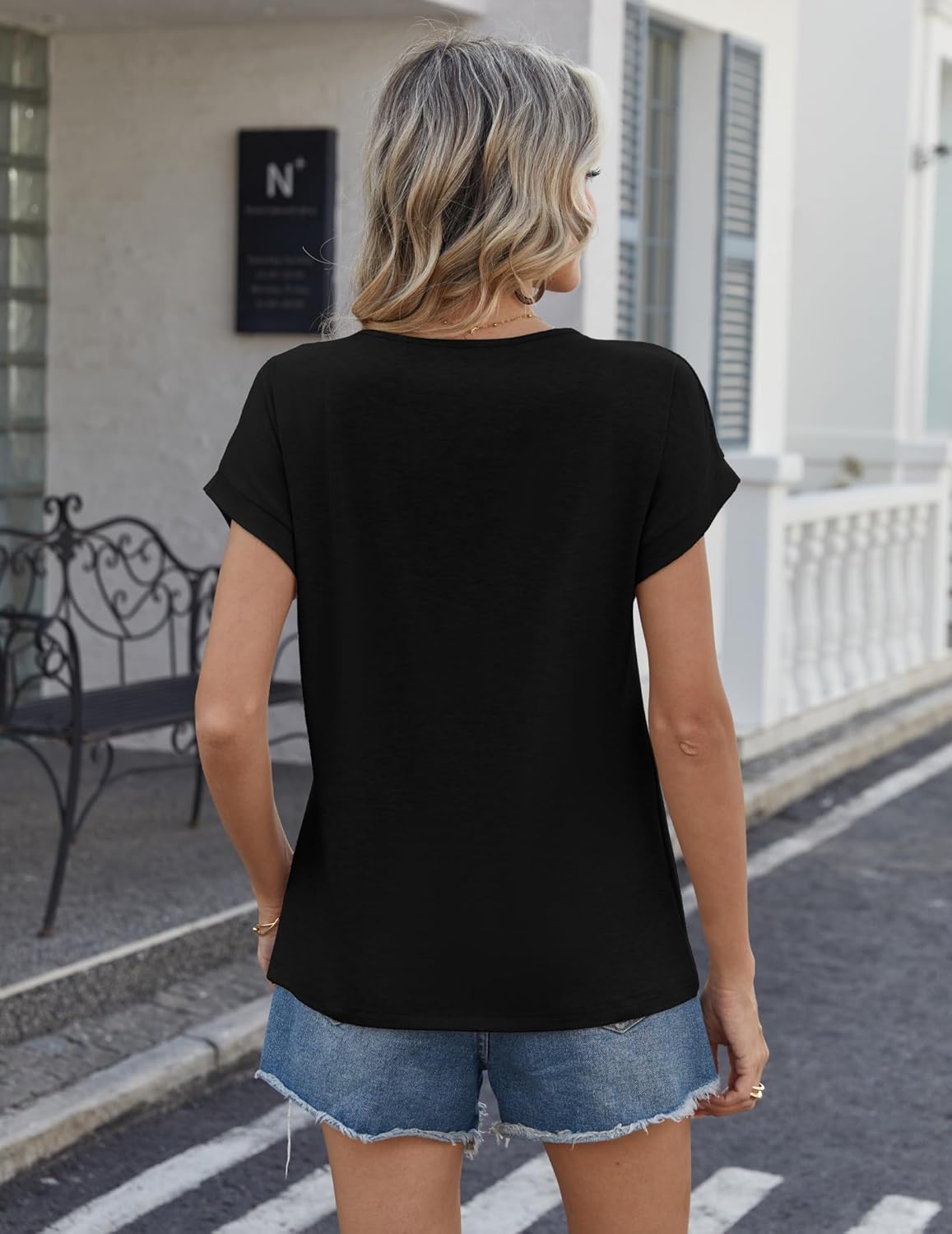 Top Jesusa Femme em Renda – Gola Redonda, Mangas Curtas, Croché Elegante Verão