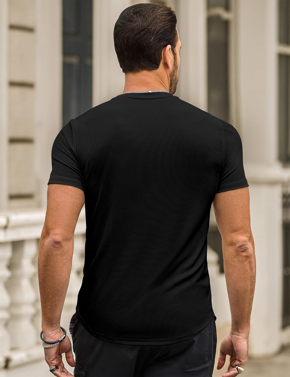 Norman T-paita miehille – Slim fit -mallinen joustava t-paita, pitkä malli & kesäurheilu