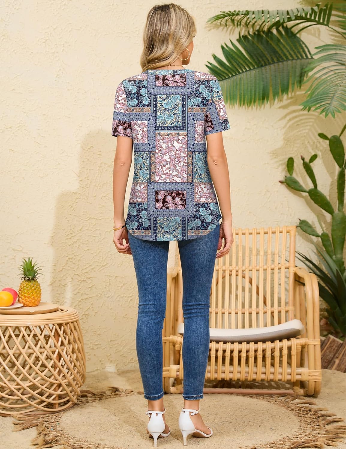 Fiory Top Mulher Decote em V – Renda Plissada, Mangas Curtas, Túnica Fluida de Verão
