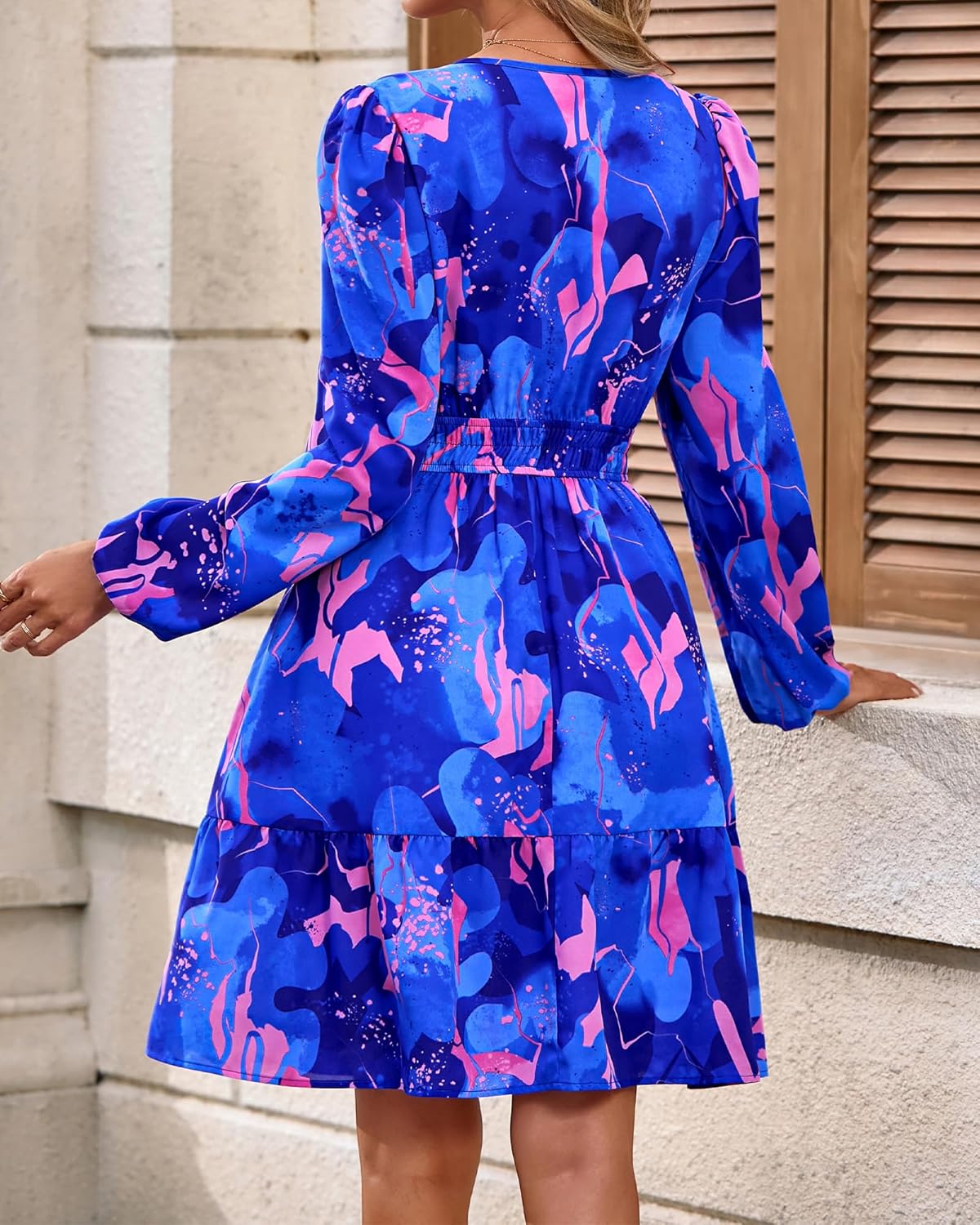 Adela Kurzes Boho-Damenkleid – Blumenkleid mit V-Ausschnitt, Langärmlig und Elastischem Bund