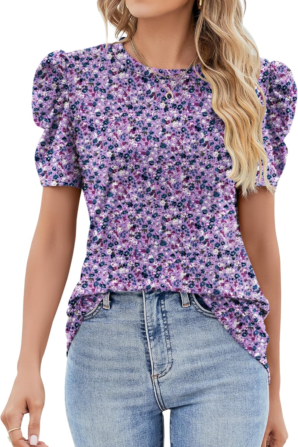 Lalaine damebluse i blonder – elegant T-shirt med pufærmer og rund hals