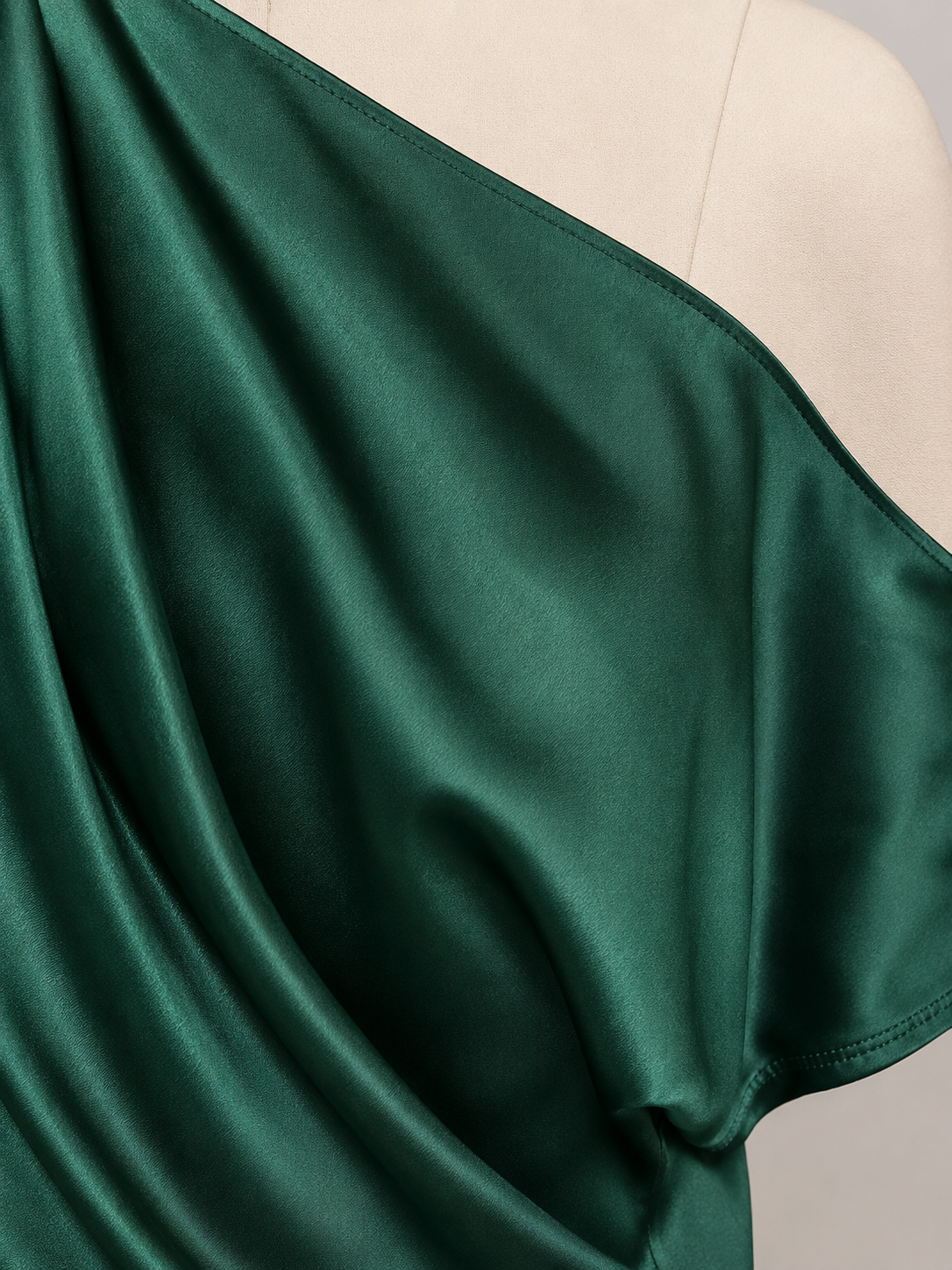Dámský top Apolline – přiléhavý top s asymetrickým výstřihem z elegantní moderní splývavé látky