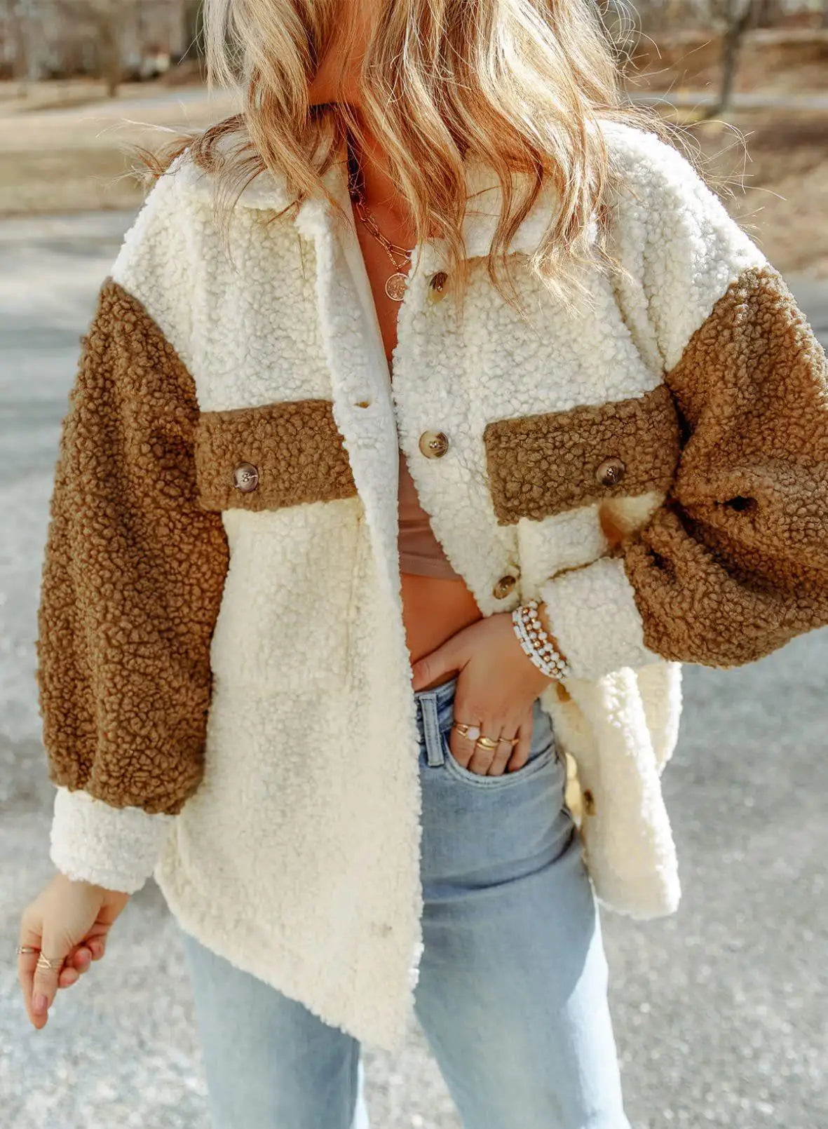 Amei Sherpa Damenjacke – Warme Jacke mit Knöpfen, entspannter Schnitt & kontrastierendem Design