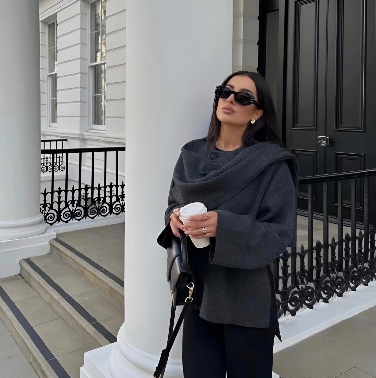 Poncho de mujer Emma: lana asimétrica, elegante e ideal para abrigarse en invierno.