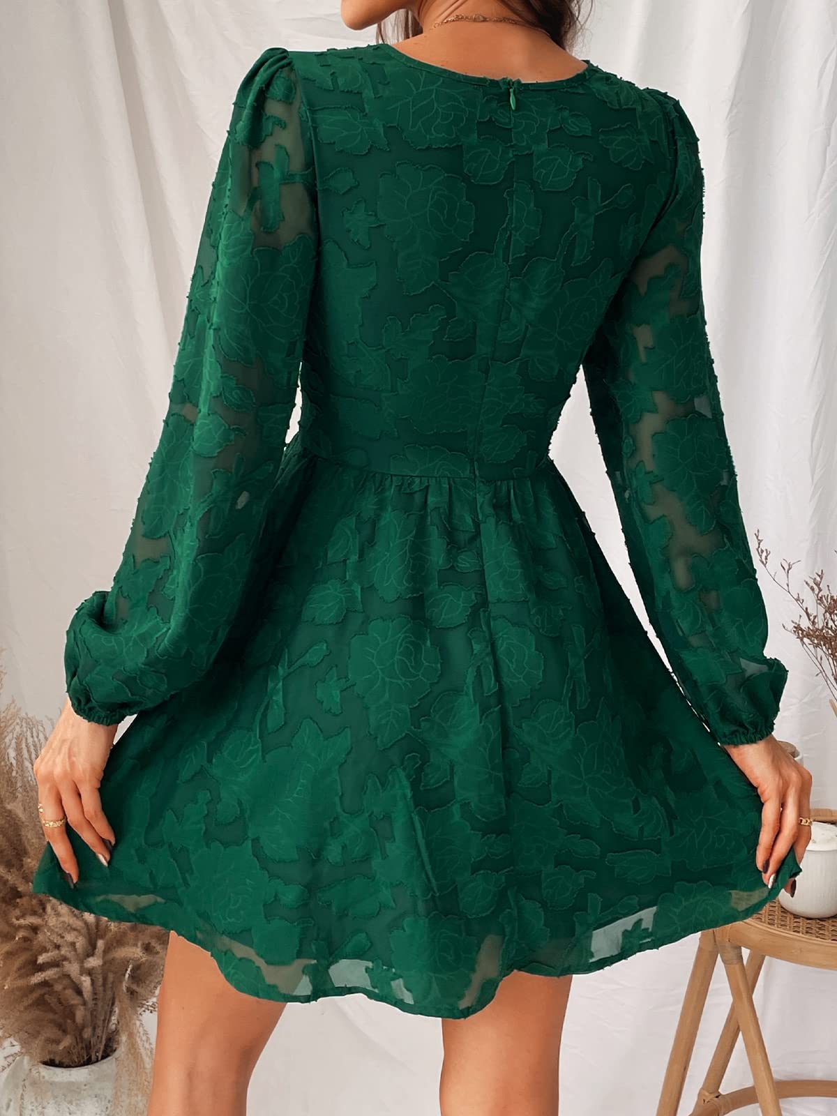 Virelle šaty Cupshe Femme – květinová krajka, výstřih do V, dlouhé rukávy a elegantní áčkový střih