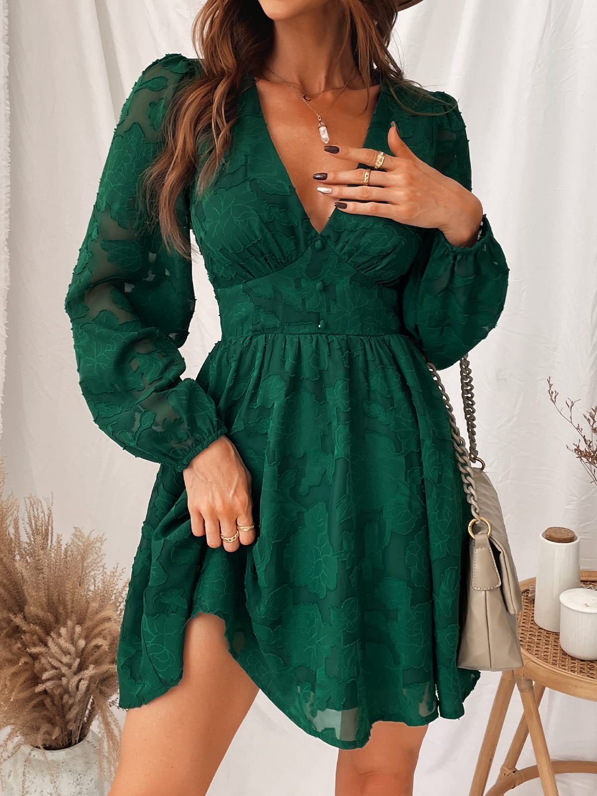 Virelle šaty Cupshe Femme – květinová krajka, výstřih do V, dlouhé rukávy a elegantní áčkový střih