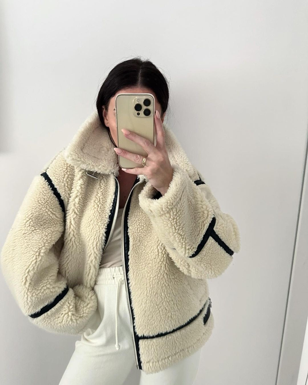 Abrigo Teddy Aurora para Mujer – Chaqueta Suave Beige con Corte Informal y Estilo Cómodo