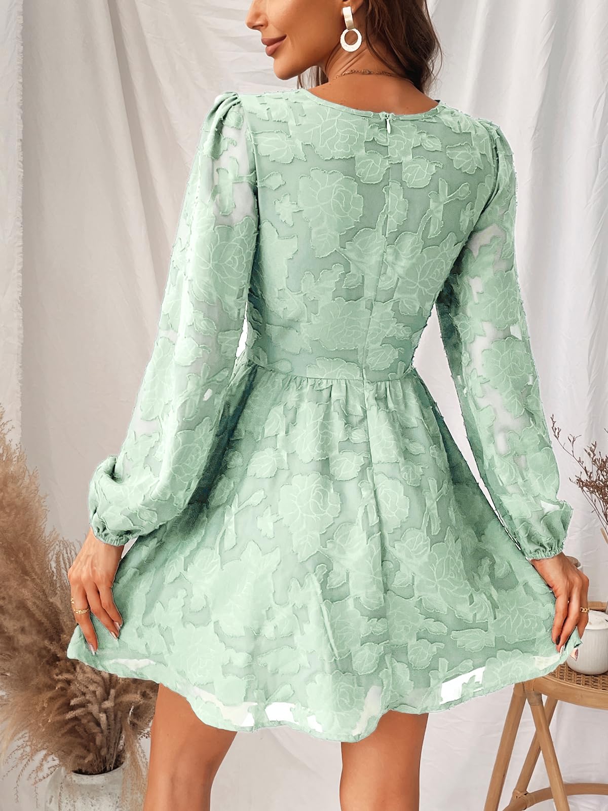 Virelle šaty Cupshe Femme – květinová krajka, výstřih do V, dlouhé rukávy a elegantní áčkový střih