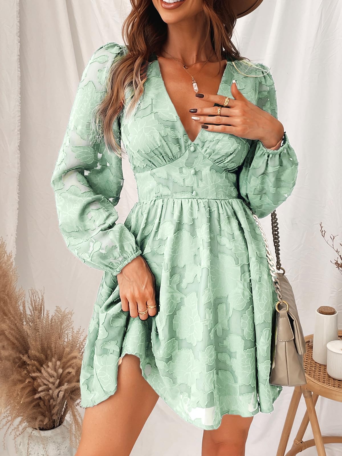 Virelle šaty Cupshe Femme – květinová krajka, výstřih do V, dlouhé rukávy a elegantní áčkový střih
