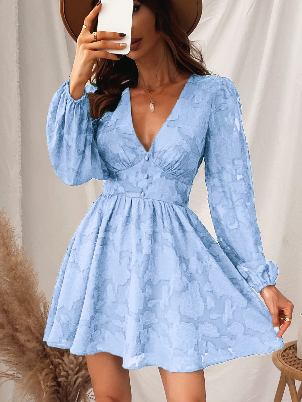 Virelle šaty Cupshe Femme – květinová krajka, výstřih do V, dlouhé rukávy a elegantní áčkový střih
