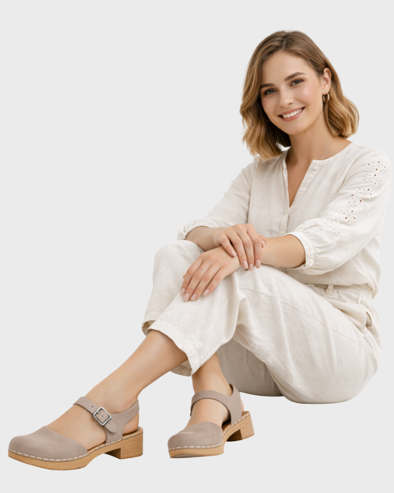 Nora Damen Clogs – Offenes Design hinten, Verstellbarer Riemen & Niedriger Absatz mit Holzoptik
