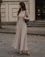 Maeve Robe Plissée Femme – Haut Ajusté, Jupe Fluide & Silhouette Élégante
