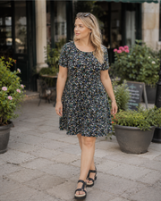 Girlie Robe Femme A-Line – Col Rond, Manches Courtes Froncées, Coupe Fluide