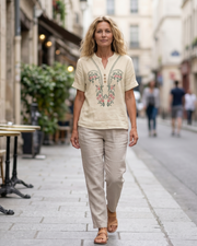 Dallie Bluse til Kvinder Sommer – Hør med Blomstret Broderi, V-udskæring og Knapper