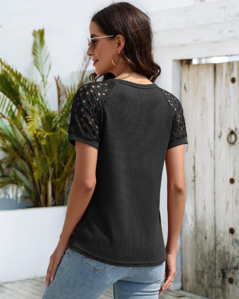 Bella T-shirt til kvinder sommer – V-hals, vaffelstrik, ærmer med blonder