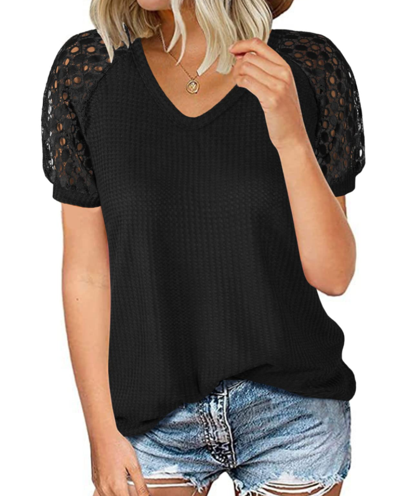 Bella T-shirt til kvinder sommer – V-hals, vaffelstrik, ærmer med blonder