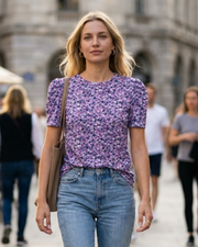 Lalaine damebluse i blonder – elegant T-shirt med pufærmer og rund hals