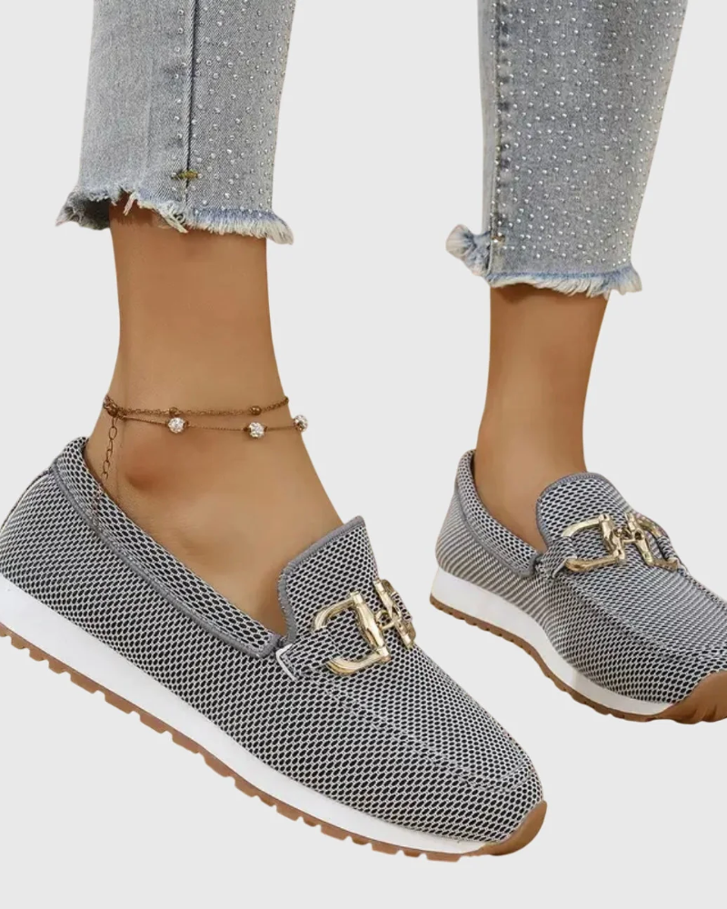 Dames Mocassins Yvette – Loafers van ademend mesh met metalen detail en instapmodel