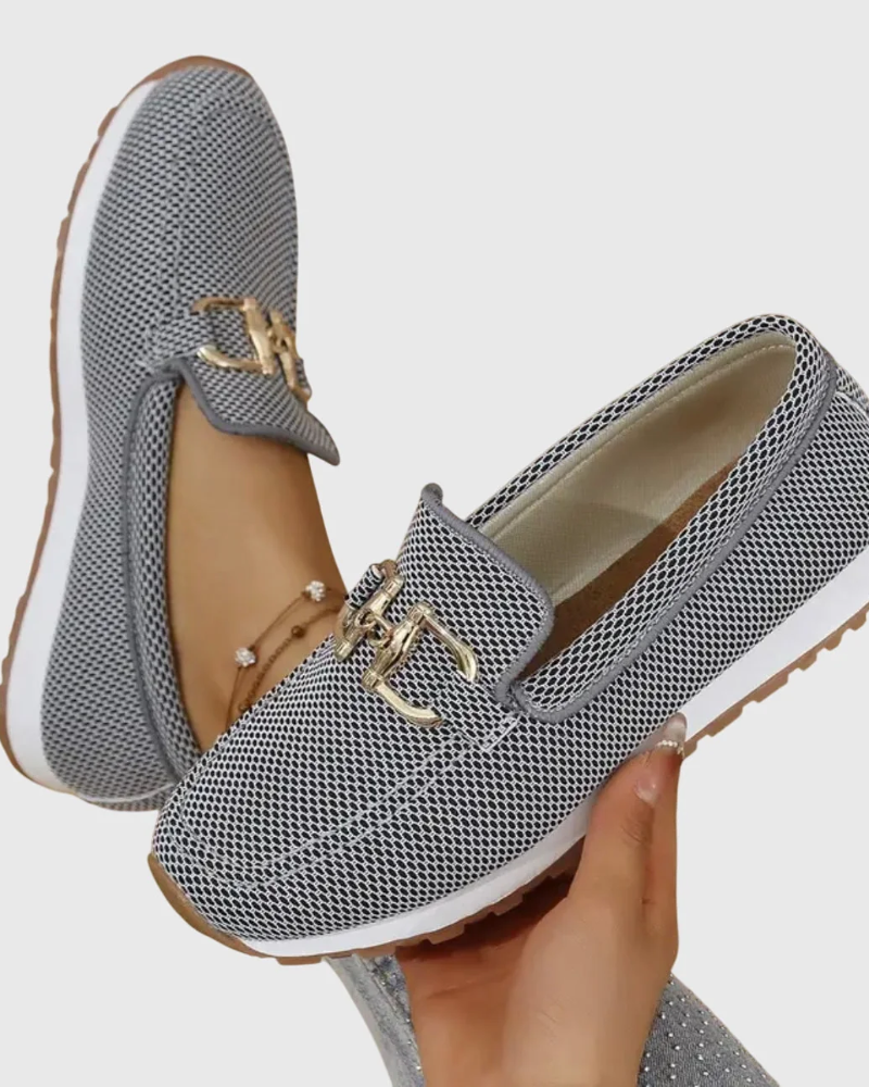 Dames Mocassins Yvette – Loafers van ademend mesh met metalen detail en instapmodel
