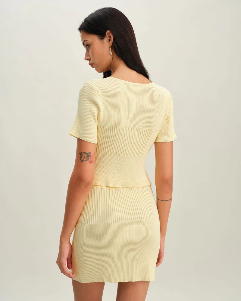 Elodie Saia Mini Feminina – Saia Bege de Malha com Cintura Elástica Corte Ajustado Elegante