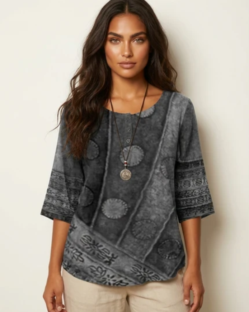 Calista Bluse til Kvinder – Boheme Top med Kunstnerisk Print, Løs Pasform og Knappede Detaljer