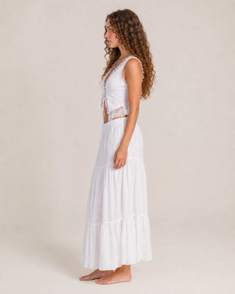 Willow Top Court Femme – Krajkový bílý crop top s nastavitelnými šňůrkami a otevřeným předním dílem