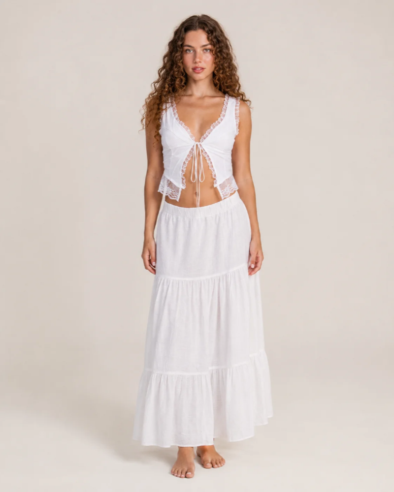 Willow Top Court Femme – Krajkový bílý crop top s nastavitelnými šňůrkami a otevřeným předním dílem