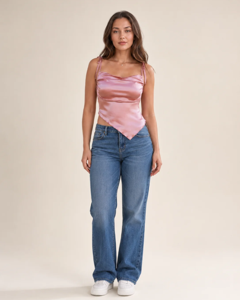 Harper Top Satin Femme – Elegantní asymetrický krátký růžový top se šněrováním
