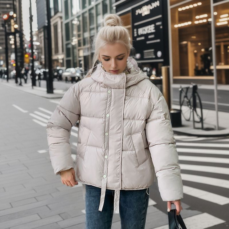 Novie Dámská Krátká Bunda s Kapucí – Lehká, Prošívaná a Moderní Městský Styl