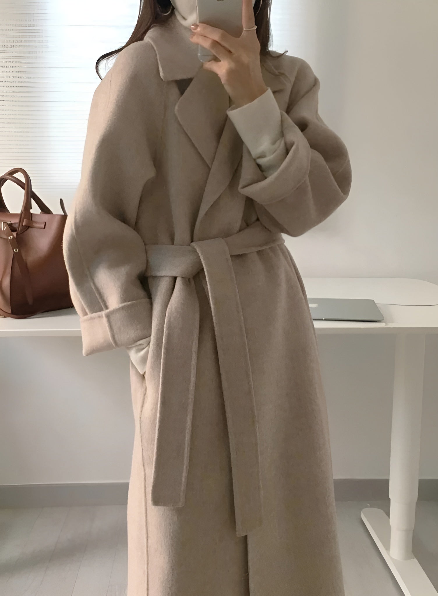 Casaco Longo Talitha de Mulher em Lã – Corte Envelope Elegante com Cinto