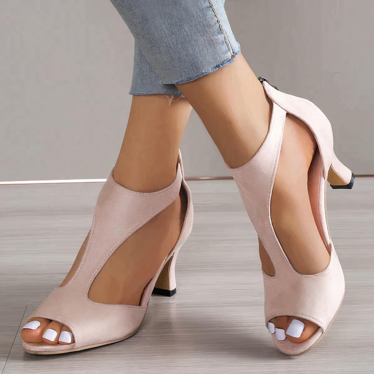 Dámske sandále na podpätku Cassie – elegantné otvorené topánky s výrezmi a podpornou podrážkou