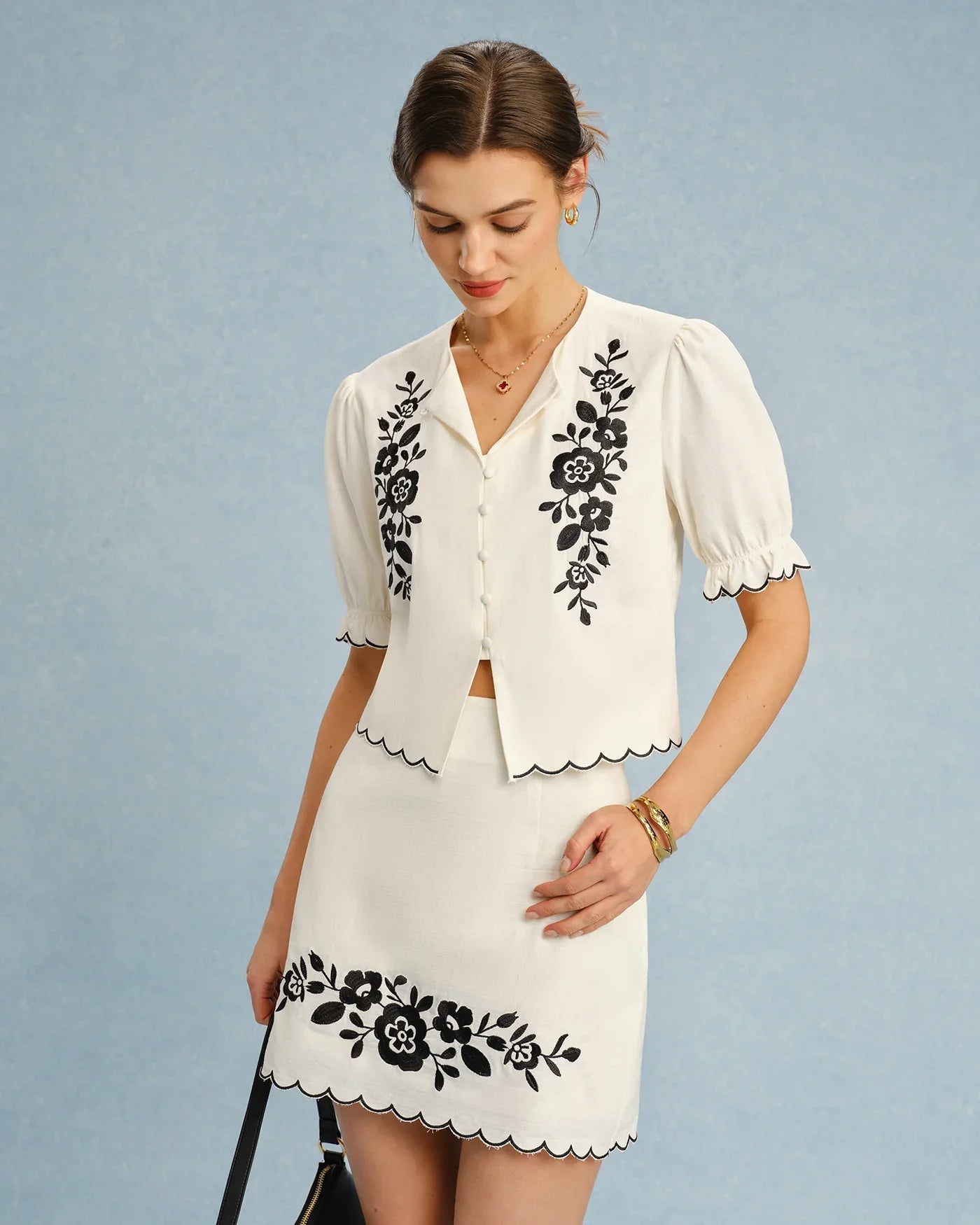 Coraline Damesblouse – Beige Geborduurd Blouse met Pofmouwen en Contrasterende Details, Elegant