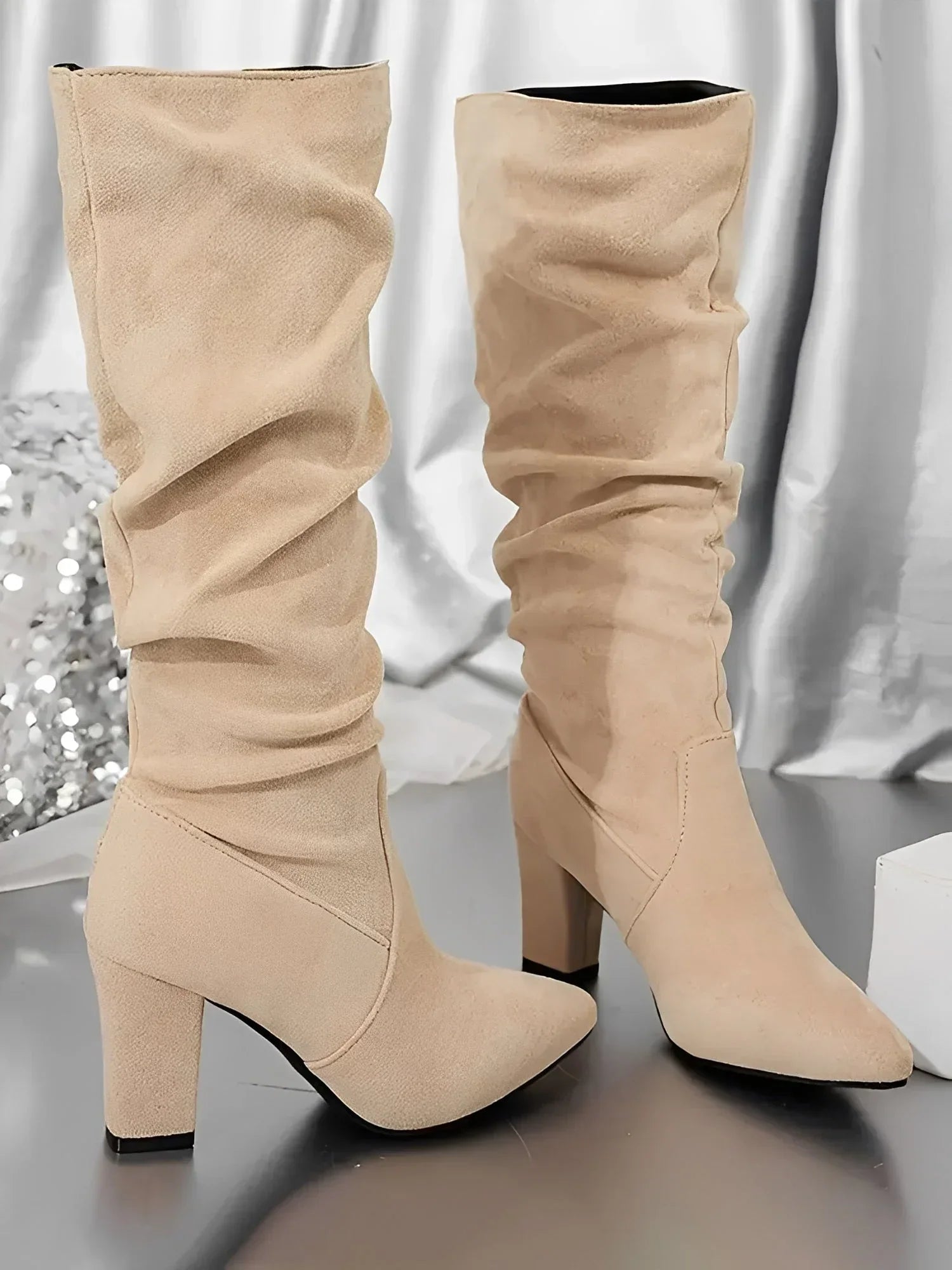 Journee Botas Mulher Elegantes – Design Plissado Chic, Salto Bloco Confortável & Estilo Moderno