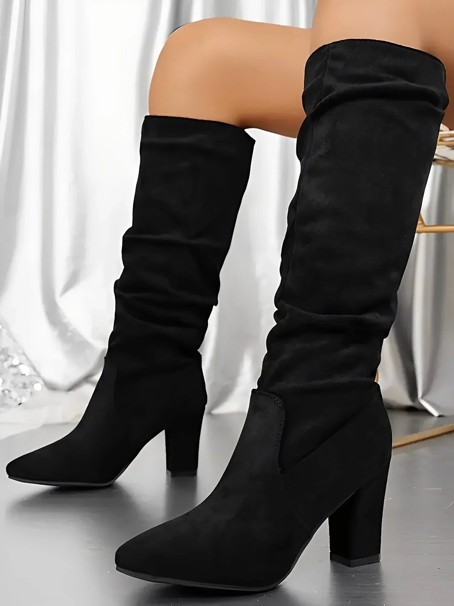 Journee Botas Mulher Elegantes – Design Plissado Chic, Salto Bloco Confortável & Estilo Moderno