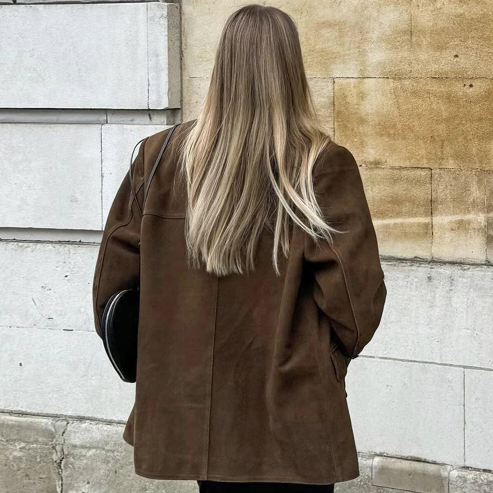 Sienna Blazer em Camurça para Mulher – Casaco Elegante com Corte Moderno em Camurça Castanha