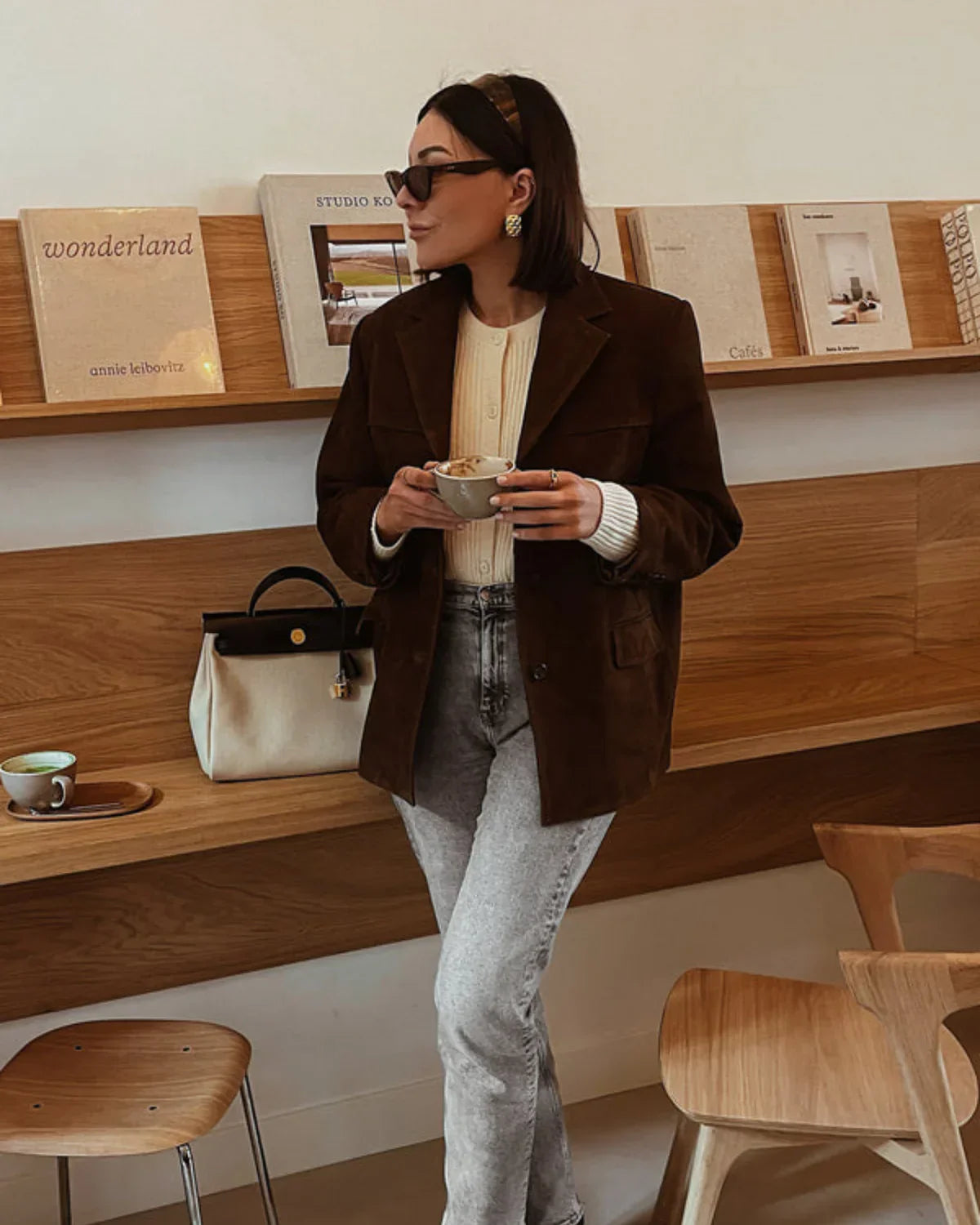Sienna Blazer em Camurça para Mulher – Casaco Elegante com Corte Moderno em Camurça Castanha
