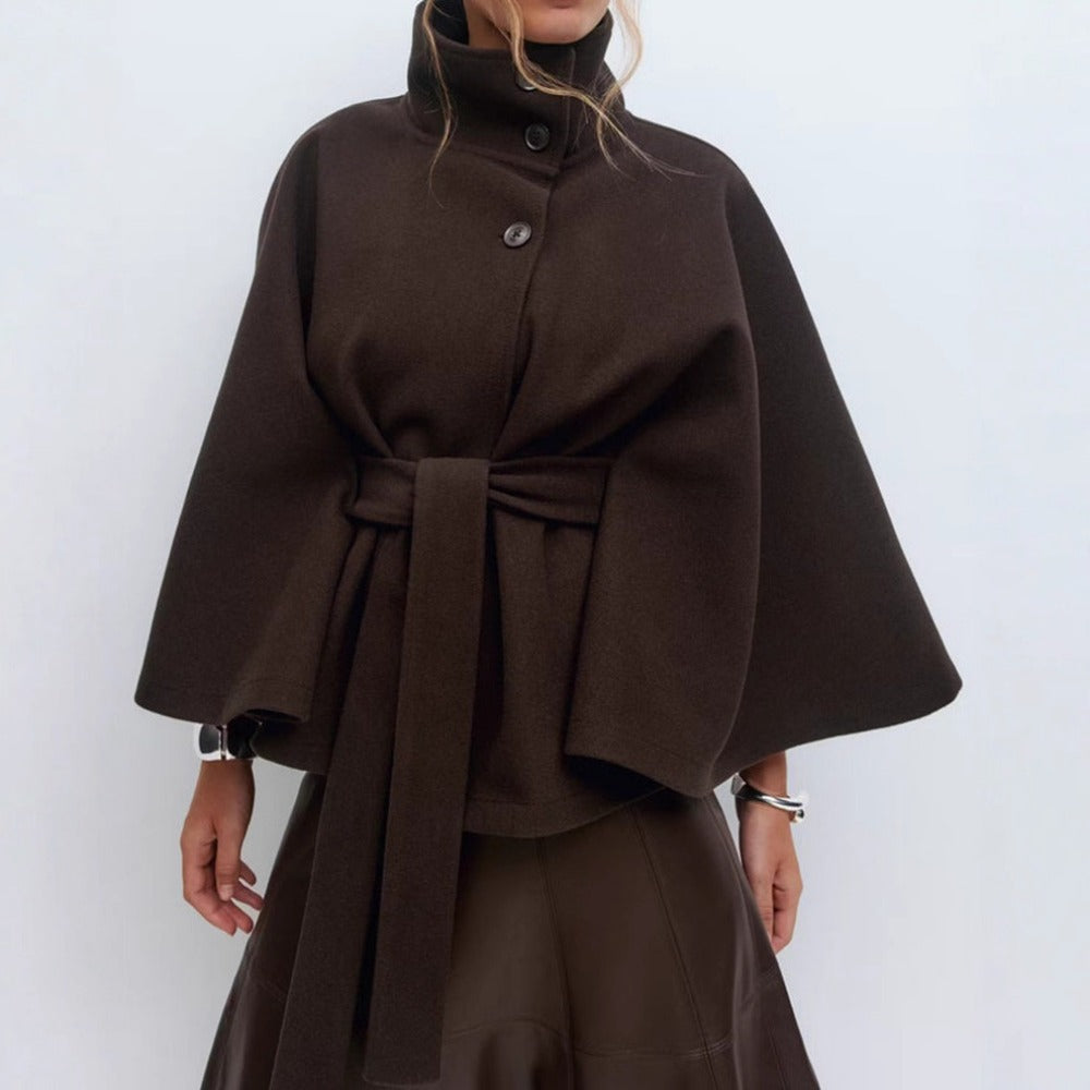 Casaco-Capa Charlotte Mulher – Gola Alta & Cinto Ajustável para Elegância e Calor Invernal