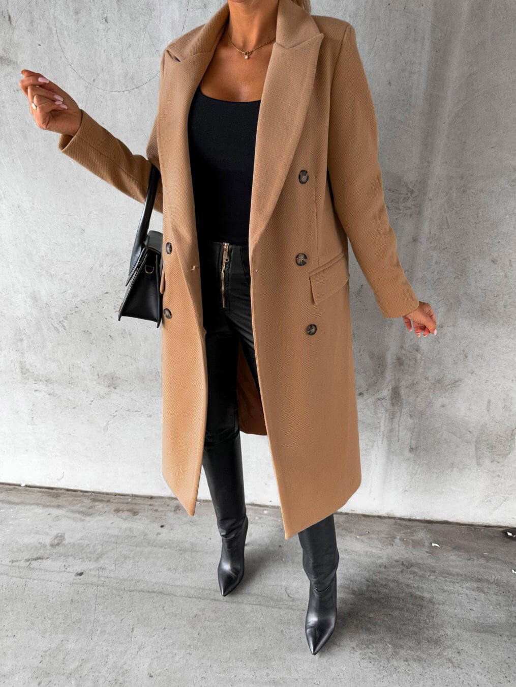 Charlotte Manteau Dame Uld Elegant – Lang Pasform, Klassiske Revers & Tidløs Stil