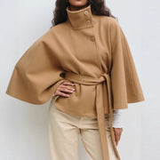 Casaco-Capa Charlotte Mulher – Gola Alta & Cinto Ajustável para Elegância e Calor Invernal