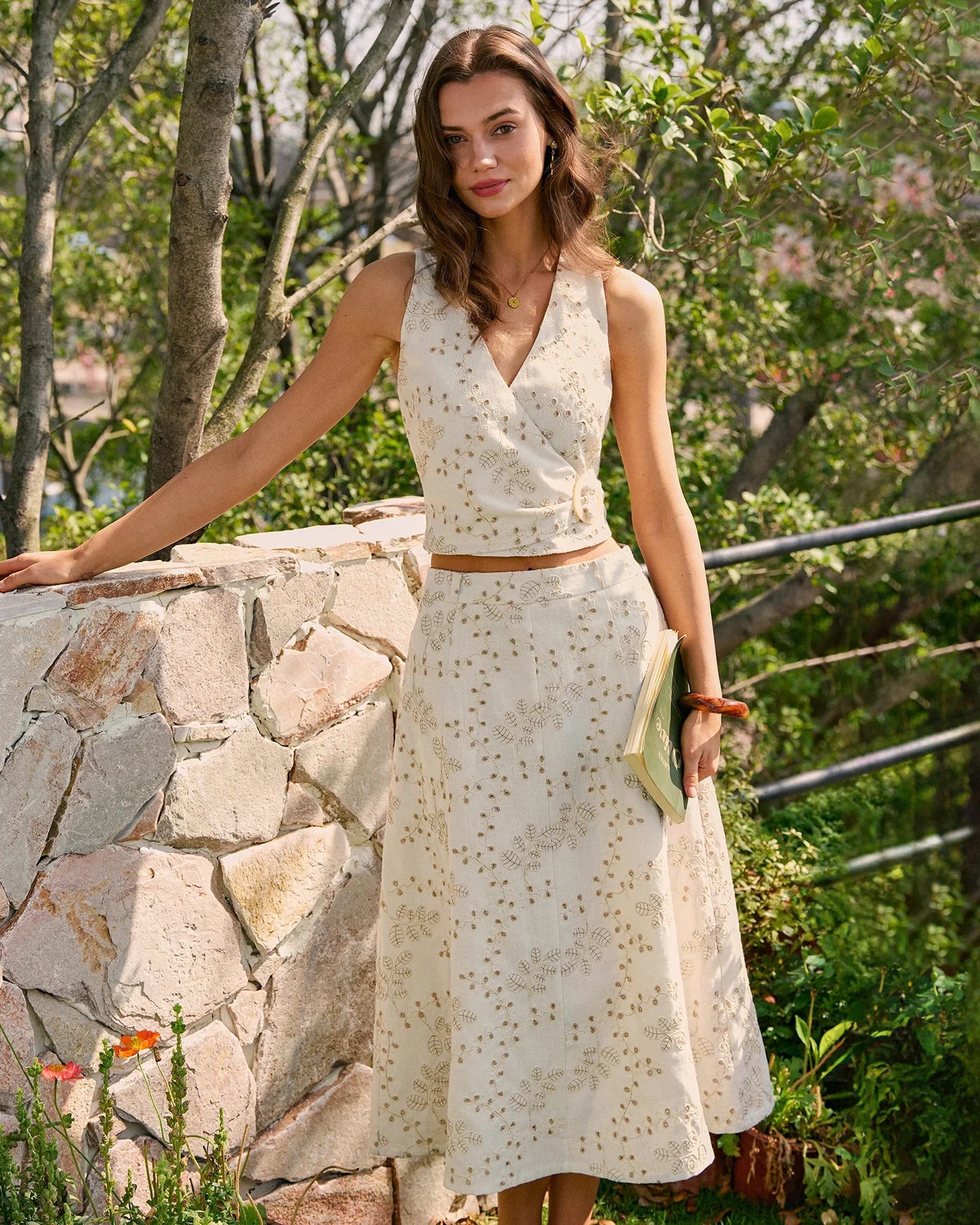 Saia Midi Florence para Mulher – Saia Bege Bordada com Corte Fluido Elegante e Feminino